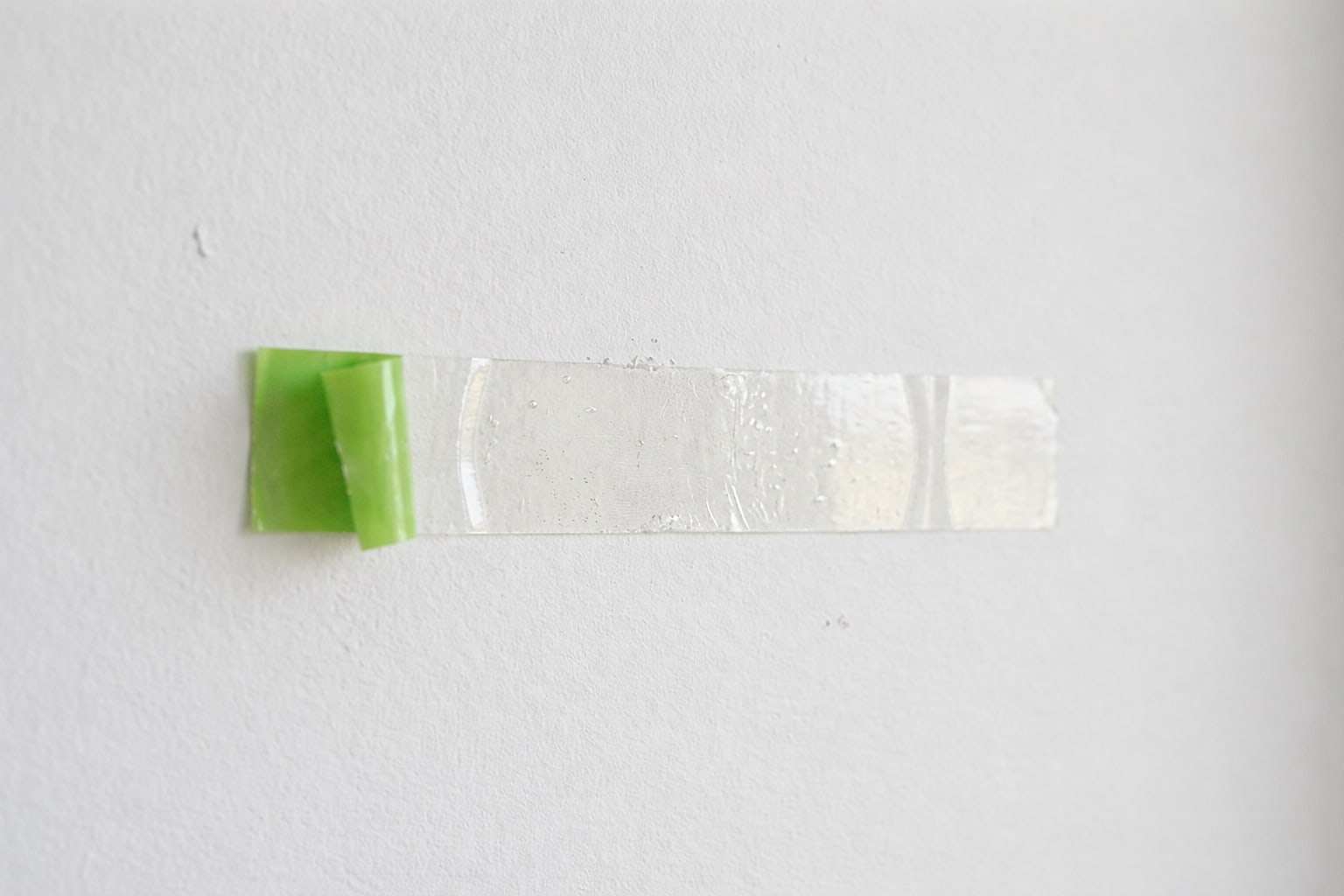 Como usar fita dupla face na parede sem danificar a pintura